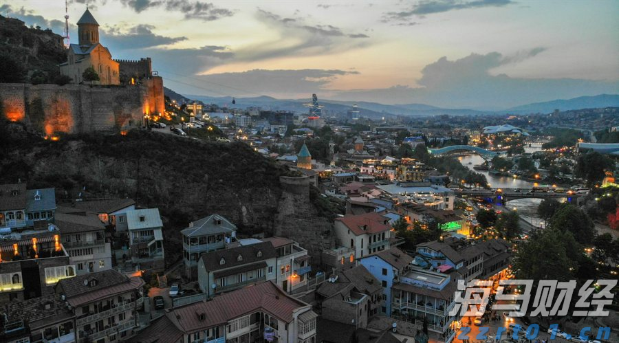 特斯拉(TSLA.US)终止Dojo AI项目 部分工程师调到自动驾驶和机器人部门