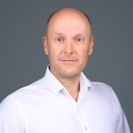 A股午评 | 三大指数小幅下跌 医药股持续强劲 光伏、物流等板块表现活跃